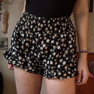 Ruffled Floral Print Shorts Women's Small/Medium Black White